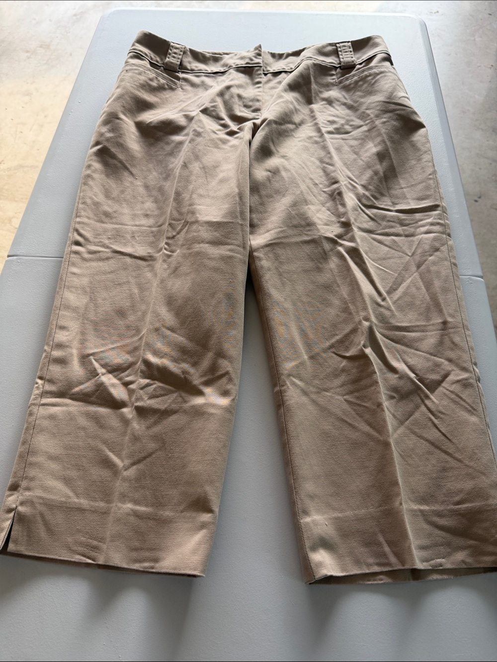 Woman’s Apt. 9 Tan Straight-Leg cropped Pants, Size 12